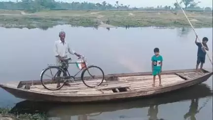 ময়নাগুড়ি: ব্রহ্মপুর বাজার সংলগ্ন ধরলা নদী পারাপারে নৌকা ও নৌকার মাঝিই একমাত্র সম্বল কয়েক হাজার মানুষের #jansamasya