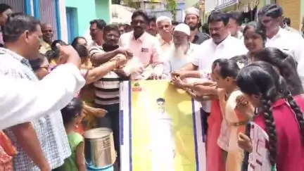 తల్లికి వందనం లబ్ధిదారులతో కలిసి ముఖ్యమంత్రి చంద్రబాబు చిత్రపటానికి పాలాభిషేకం చేసిన: నందికొట్కూరుఎమ్మెల్యే జయ సూర్య