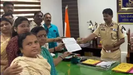 धुळे: देवपूर स्टेट बँक वादप्रकरणी पोलीस कारवाई एकतर्फी असल्याचा आरोप; ठाकरे गटाने विशेष पोलीस महानिरीक्षकांना दिले निवेदन