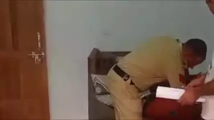 चरखी दादरी: शीशवाला व तिवाला में पुलिस ने नशा तस्करों और अवैध कारोबारियों के ठिकानों पर की छापेमारी, डॉग स्क्वायड ने की जांच