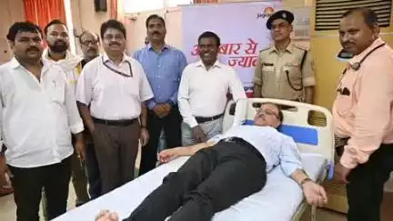 🇮🇳 #विश्व_रक्तदाता_दिवस के अवसर पर बरेका🚄 केंद्रीय चिकित्सालय में आयोजित स्वैच्छिक रक्तदान शिविर में कई रक्तदाताओं ने रक्तदान कर इस कार्यक्रम को सफल बनाया

रक्तदान है महादान — आएं, जीवन बचाएं! 💉🩸🚑
#WorldBloodDonorDay  #IndianRailways