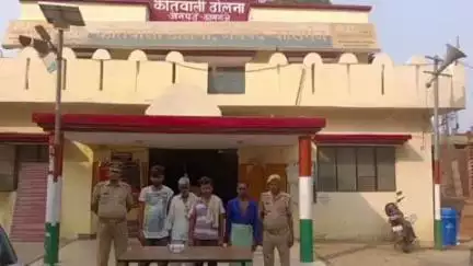 कासगंज: रहमतपुर माफी गांव में आम के बाग में जुआ खेलते हुए चार जुआरी गिरफ्तार, नगदी और ताश पत्ते बरामद