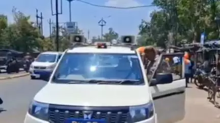 धनबाद/केंदुआडीह: धनबाद ट्रैफिक पुलिस सख्त, काली फिल्म हटाने के लिए पुलिस लाइन में चलाया अभियान