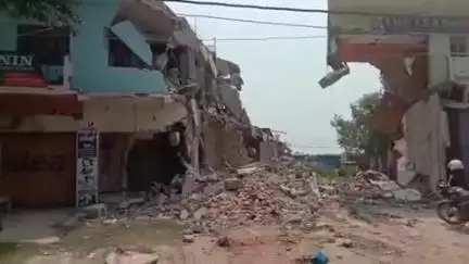 बंजरिया: अम्बिकानगर नहर से पुलिस प्रशासन ने न्यायालय के निर्देश पर अतिक्रमण हटाया