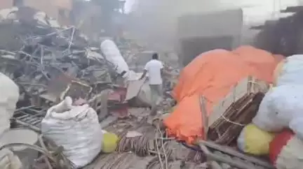 डुमरा: मेहसौल आज़ाद चौक ईदगाह के सामने कबाड़ की दुकान में लगी आग, दमकल की गाड़ी मौके पर पहुँची