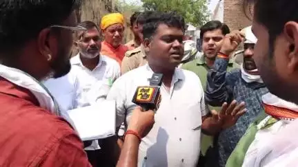 झाँसी रक्सा मे नलों मे गन्दा पानी आने की वजय से युवा चढ़े पानी की टंकी की ऊपर घंटो मसकत के बाद अधिकारीयों ने नीचे उतरवाया एक अधिकारी ने साफ़ पानी देने के लिए खिलवाई माँ कसम  #bundelkhand #jhansi #jalnigam #latest #teesriankhnews