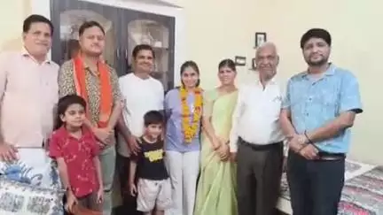 पीपलदा: मेडिकल प्रवेश परीक्षा (नीट) में इटावा की समीक्षा पोरवाल के सफल होने पर लोगों ने घर पहुंचकर दी शुभकामनाएं