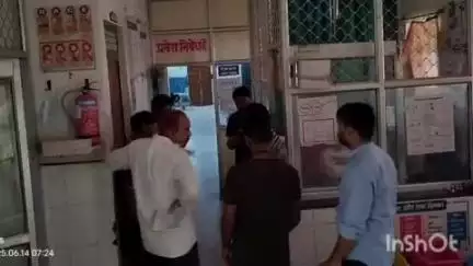 बारां: पीएमओ डॉक्टर नरेंद्र मेघवाल ने जिला अस्पताल का किया निरीक्षण, फिर एक्शन मोड पर नजर आए