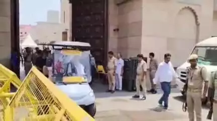 वाराणसी पहुंचे अंतरराष्ट्रीय कथावाचक मोरारी बाबू ने बाबा विश्वनाथ का किया दर्शन और पूजन