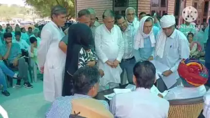 सीकर: यूडीएच मंत्री झाबर सिंह खर्रा ने भारणी स्थित आवास पर की जनसुनवाई