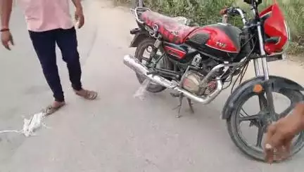 कांकेर: तेज हवा से शीतला पारा रोड में झिल्ली उड़कर बाइक के चक्के में फंसी, बड़ा हादसा टला