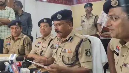 रायपुर: अवैध रूप से रह रहे बांग्लादेशी दंपत्ति को गिरफ्तार किया गया, फर्जी दस्तावेज़ बरामद, ssp लाल उमेद सिँह ने बताया