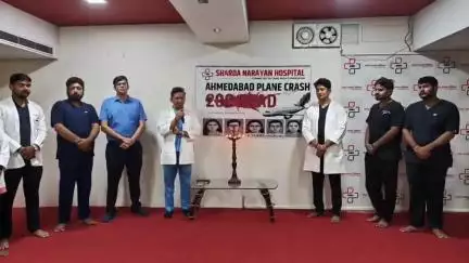 मऊ: गाज़ीपुर तिराहा शारदा नारायण अस्पताल में विमान दुर्घटना में दिवंगतों को दी गई श्रद्धांजलि