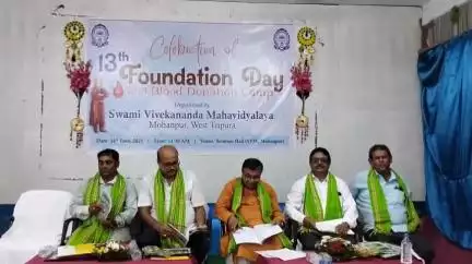 মোহনপুর: মোহনপুরের স্বামী বিবেকানন্দ মহাবিদ্যালয়ে প্রতিষ্ঠা দিবসে উপস্থিত মন্ত্রী