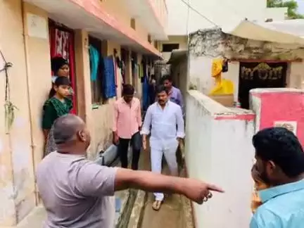 పటాన్​​చెరు: డివిజన్ పరిధిలోని అంబేద్కర్ కాలనీలో డ్రైనేజీ సమస్యను పరిశీలించిన  కార్పొరేటర్ మెట్టు కుమార్ యాదవ్