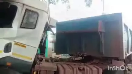 धमतरी: ग्राम कोसमर्रा में ट्रेलर वाहन दुकान में जाकर घुसा, दुकान और वाहन हुए क्षतिग्रस्त