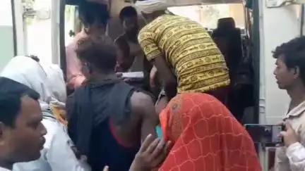 हंडिया: सैदाबाद में टेम्पो पर अनियंत्रित होकर पलटा डंपर, दुर्घटना में 3 लोगों की हुई मौत तथा 3 अन्य हुए घायल