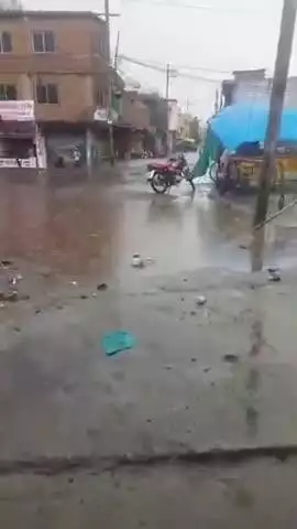 मुंगावली: भीषण गर्मी में शहर में तेज चमक के साथ बारिश, सड़कों और नालों की खुली पोल