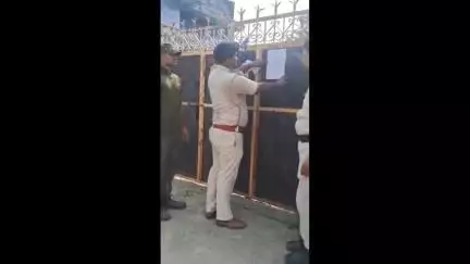मोतिहारी: मोतीहारी पुलिस ने शिकारगंज थाना क्षेत्र में लूट कांड मामले में अभियुक्त के घर पर विधिवत इश्तिहार का तामिला किया