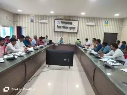 सूरजपुर: जिला पंचायत सीईओ ने सूरजपुर के सभा कक्ष में पीएम आवास योजना (ग्रामीण) की की समीक्षा