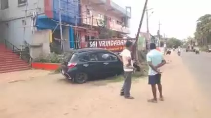 କେସିଙ୍ଗା: କେସିଙ୍ଗା:ବୋରିଂପଦର ନିକଟରେ ଇଲେକ୍ଟ୍ରି ଖୁଣ୍ଟରେ ପିଟିହେଲା କାର,ଅଳ୍ପକେ ବର୍ତିଲେ ଚାଳକ l