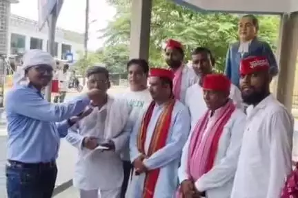 बलरामपुर: अघोषित बिजली कटौती व लो वोल्टेज की समस्या के विरोध में सपा मजदूर सभा के जिलाध्यक्ष ने भूख हड़ताल कर किया धरना प्रदर्शन