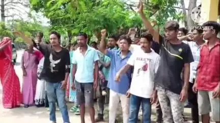 তিতাবৰ: তিতাবৰত মহিলাৰ আত্মহত্যাক কেন্দ্ৰ কৰি ৰাইজৰ তীব্ৰ প্ৰতিবাদ , মহিলা গৰাকীক হত্যা কৰাৰ সন্দেহ ৰাইজৰ