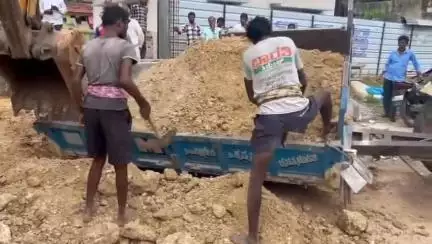 ಮೊಳಕಾಲ್ಮುರು: ಪಟ್ಟಣದ ಹೆದ್ದಾರಿ ಪಕ್ಕದಲ್ಲಿ ಚರಂಡಿ ಸ್ಲಾಬ್ ಮೇಲೆ ಚಲಿಸಿದ ಟ್ರ್ಯಾಕ್ಟರ್:ಕುಸಿದು ಬಿದ್ದ ಚರಂಡಿಯಲ್ಲಿ ಸಿಲುಕಿಕೊಂಡ ಟ್ರ್ಯಾಕ್ಟರ್