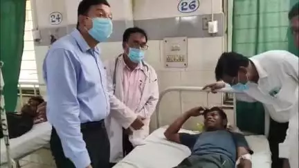 అదిలాబాద్ అర్బన్: ఇటీవల గాదిగూడ మండలంలో పిడుగుపాటుకు గురై గాయాలపాలైన బాధితులను పరామర్శించిన ఆదిలాబాద్ జిల్లా కలెక్టర్ రాజర్షిషా