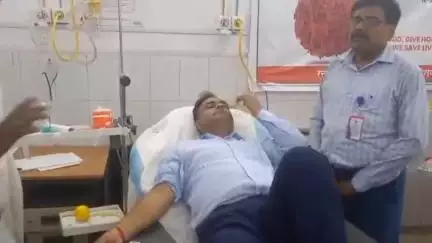 लखीसराय: लखीसराय सदर अस्पताल पहुंचे DM, रक्तदान दिवस पर किया रक्तदान, लोगों को भी किया प्रेरित