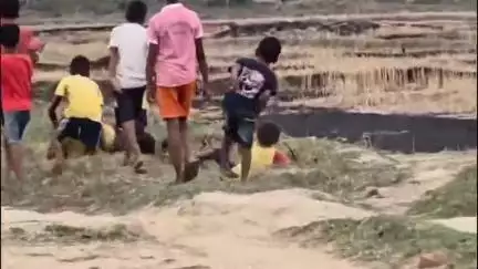 जगदीशपुर: मौर्य टोला में सड़क ना होने से लोगों को होती है काफी परेशानी सड़क बनाने की ग्रामीणों ने की मांग #jan samasya