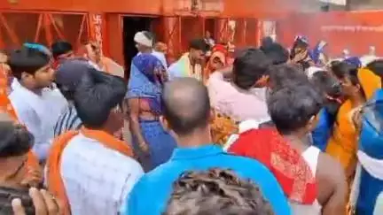 कर्वी: चित्रकूट मऊ उपरौली में प्रेमिका को दवाई देने गए युवक को परिजनों ने पकड़ा, प्रेमी-प्रेमिका की मंदिर में हुई शादी