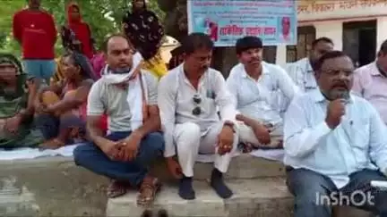 विकास भवन में सलोन थाने की पुलिस द्वारा चोरी के आरोप में युवक की पिटाई और उत्पीड़न को लेकर किया गया विरोध प्रदर्शन