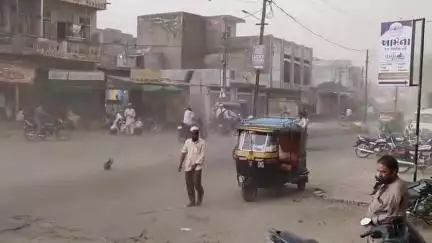ગોધરા: શહેરના વાતાવરણ માં અચાનક પલટો, વાદળછાયા વાતાવરણ વચ્ચે ભારે પવન ફુકાતા વાહન ચાલકો મુશ્કેલીમાં મુકાયા