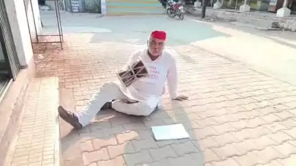 कटनी नगर: कटनी में समाजवादी पार्टी जिलाध्यक्ष प्रशासन को जगाने डमरू बजाते एसडीएम कार्यालय पहुंचे