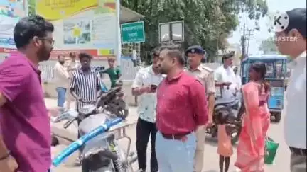 नवादा: नवादा जिले में बढ़ती सड़क दुर्घटनाओं को लेकर जिला परिवहन पदाधिकारी ने चलाया वाहन जांच अभियान, मचा हड़कंप