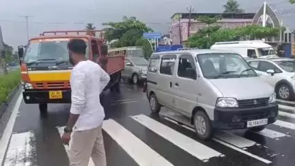 മുകുന്ദപുരം: പുതുക്കാട് സിഗ്നലില്‍ നിര്‍ത്തിയിട്ട മിനി വാനിന് പിറകില്‍ ലോറി ഇടിച്ച് കയറി അപകടം, ഗതാഗതം തടസപ്പെട്ടു