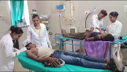 बांसवाड़ा: नरवाली कस्बे के पास दो बाइक की आमने-सामने भिड़ंत में मां-बेटे को लगी चोट, एमजी अस्पताल में उपचार जारी
