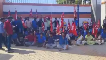சேலம் தெற்கு: கருப்பூர் ஐ ஓ சி நிறுவனத்தில் தொழிலாளர் விரோத போக்கை கண்டித்து ஊழியர்கள் மூன்றாவது நாளாக வேலை நிறுத்தம்