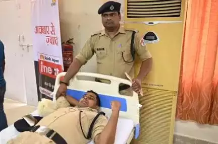 #विश्व_रक्तदान_दिवस के अवसर पर बरेका केंद्रीय चिकित्सालय में आयोजित स्वैच्छिक रक्तदान शिविर में रेलवे सुरक्षा बल के अधिकारियों एवं जवानों ने बढ़-चढ़कर हिस्सा लिया।
रक्तदान कर मानवता का परिचय दिया — क्योंकि "रक्तदान है जीवनदान"। 🩸🙏