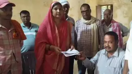 सोनबरसा: मारे गए मुखिया मुन्ना मिश्रा की पत्नी ने नामांकन पर्चा दाखिल किया, मुखिया रहते हुई थी पति की हत्या