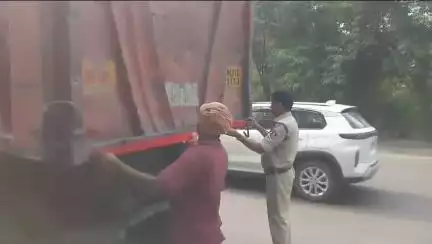 सिंगरौली: आरटीओ चेक प्वाइंट्स प्रभारी द्वारा सासन क्षेत्र में वाहनों पर कार्रवाई, ₹3,50,000 का जुर्माना वसूला