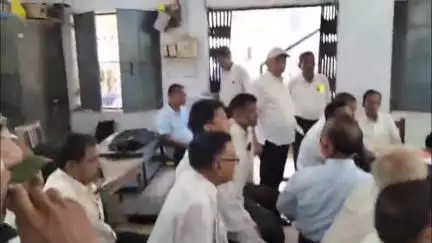 मधुपुर: मधुपुर अधिवक्ता संघ ने पुलिस के रवैये के विरोध में की बैठक, सांकेतिक हड़ताल का लिया निर्णय