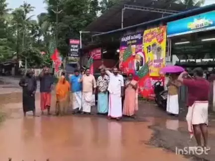 കാർത്തികപ്പള്ളി: കുളമായി റോഡ്, മുതുകുളത്ത് റോഡിൽ വല വീശി പ്രതിഷേധിച്ച് ബി.ജെ.പി