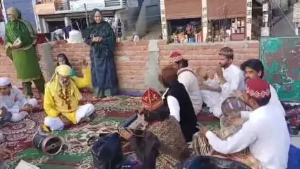 लोहाघाट: हिंदू-मुस्लिम एकता के प्रतीक हजरत कालू सैय्यद बाबा की मजार पर उर्स के दूसरे दिन लोहाघाट में चादर पोशी का जुलूस निकाला गया