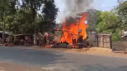 हैदरगढ़: कोठी थाना के सामने चाय के होटल पर गैस सिलेंडर की पाइपलाइन से लगी भीषण आग, फायर ब्रिगेड की टीम ने आग पर पाया काबू