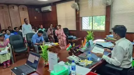 दुमका: समाहरणालय स्थित DC कक्ष में DC अभिजीत सिन्हा ने शिक्षा विभाग की समीक्षा बैठक की