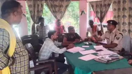 मोतिहारी: जिले के विभिन्न थानों में भूमि विवाद से संबंधित मामलों के निपटारे के लिए जनता दरबार का आयोजन किया गया