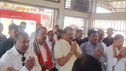 ସୋହେଲା: ସୋହେଲା ସ୍ଥିତ ଦୁର୍ଗା ମନ୍ଦିର ରେ ମାଁ ଦୁର୍ଗାଙ୍କୁ ଦର୍ଶନ ପରେ ସ୍ବର୍ଗତ ପୁର୍ବତନ ବିଜେପି ବିଧାୟକ ମହମ୍ମଦ ରଫିକ ଙ୍କୁ ଭେଟିଲେ ଭଟଲୀ ବିଧାୟକ