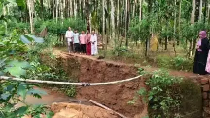 ಬಂಟ್ವಾಳ: ಕೊಳ್ನಾಡು ಸಮೀಪ ಕಾಲುದಾರಿ ಕುಸಿತ: ಸ್ಥಳಕ್ಕೆ ಅಧಿಕಾರಿಗಳ ಭೇಟಿ